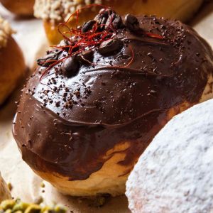 Pączek pieczony z kremem kawowym z nutą kardamonu