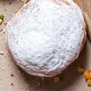 Pączek pieczony z konfiturą z płatków róży z cukrem pudrem