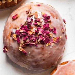 Pączek pieczony z konfiturą z płatków róży z lukrem i płatkami róży